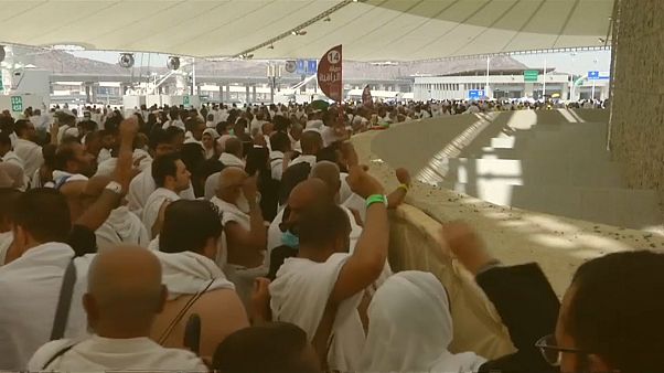 O apedrejamento de Satanás no hajj O apedrejamento de Satanás no hajj