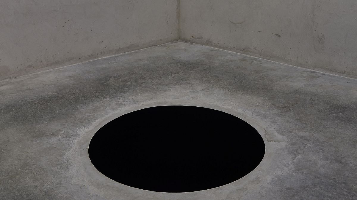 Турист упал в "черную дыру" на выставке Аниша Капура в Порту