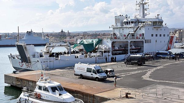 Λύση για τους μετανάστες στο πλοίο Diciotti αναζητά η Ιταλία Λύση για τους μετανάστες στο πλοίο Diciotti αναζητά η Ιταλία