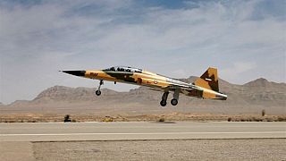 گزارش تصویری از مانور و به زمین نشستن نخستین هواپیمای جنگی ساخت ایران