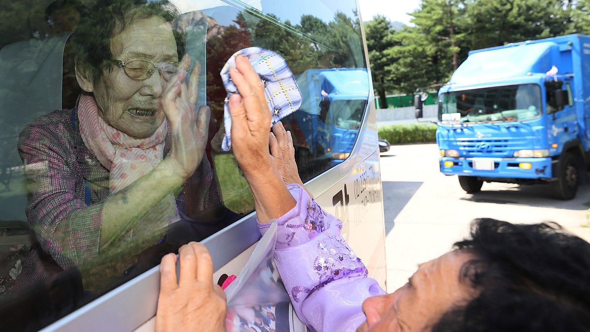 دموع وحسرة في وداع العائلات التي فرقتها الحرب الكورية 