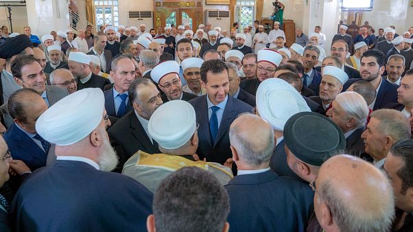 Siria, Assad in preghiera nelle celebrazioni di Eid al Adha Siria, Assad in preghiera nelle celebrazioni di Eid al Adha