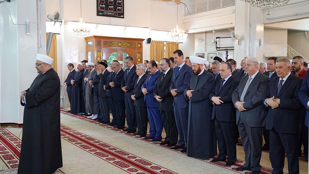 Aszad elnök együtt imádkozott a hívekkel Damaszkuszban