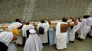 حجاج بيت الله الحرام أثناء رمي الجمرات خلال تأدية مناسك الحج بالسعودية