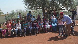 بعيدا عن الديار، عروض دمى متحركة تحكي لأطفال سوريا اللاجئين في لبنان عن الأرض والوطن