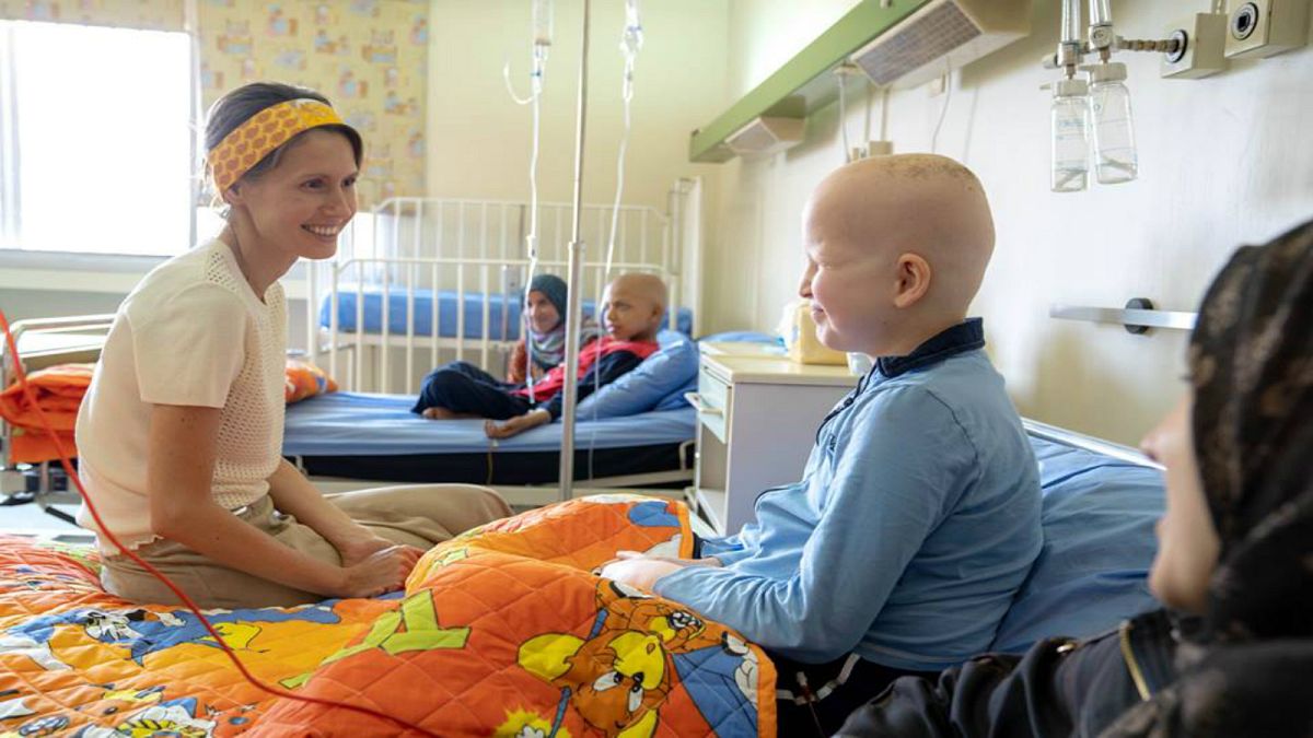 أسماء الأسد تزور أطفالاً مصابين بالسرطان في أول أيام عيد الأضحى