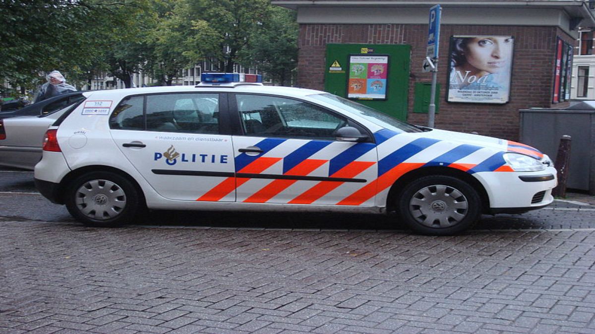 انفجار سيارة ومقتل سائقها إثر اصطدامها بمبنى بلدية بيمل في هولندا