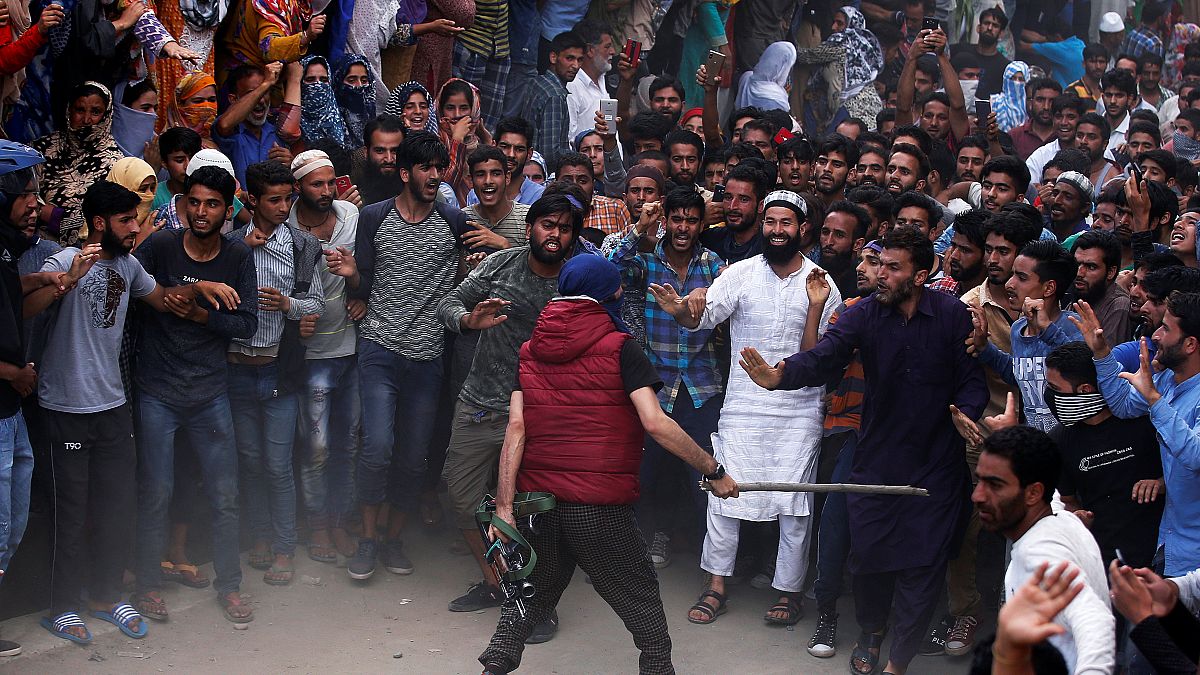شاهد: اشتباكات عنيفة في الجزء الهندي من كشمير بين قوات الأمن ومتظاهرين
