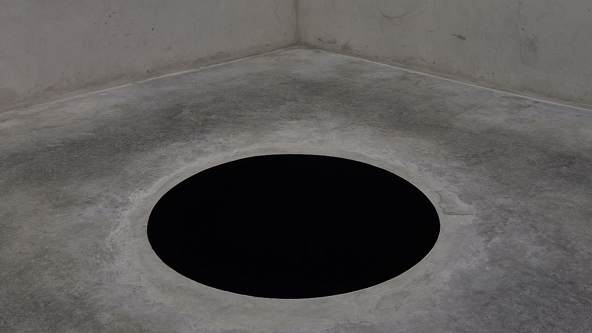 Un hombre en el hospital al caer por un 'agujero negro', obra de Anish Kapoor