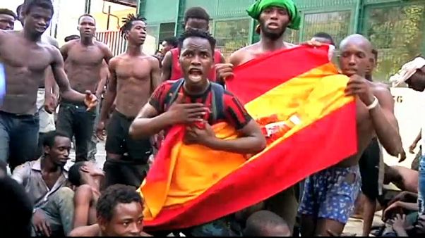 Des migrants africains forcent la frontière de Ceuta Des migrants africains forcent la frontière de Ceuta