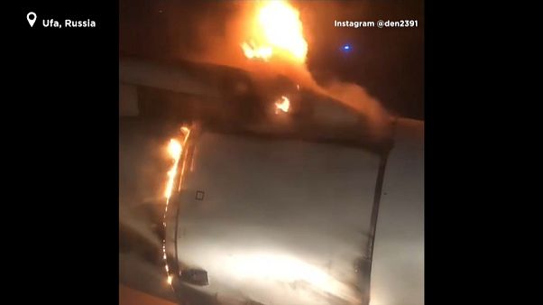 Un avión con 202 pasajeros aterriza en Rusia con un motor en llamas Un avión con 202 pasajeros aterriza en Rusia con un motor en llamas