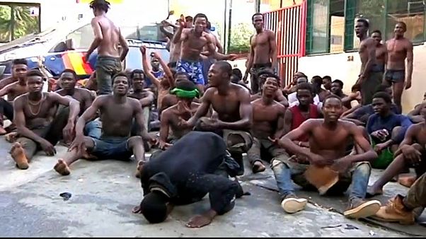 Migranten stürmen spanische Exklave Ceuta Migranten stürmen spanische Exklave Ceuta