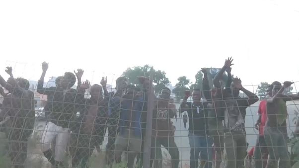 Afrikalı göçmenler Avrupa'ya geçmek için Ceuta'da tel örgülerden atladı Afrikalı göçmenler Avrupa'ya geçmek için Ceuta'da tel örgülerden atladı