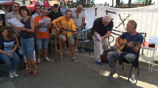 Sting surpreende trabalhadores depois destes serem dispensados de uma fábrica em Itália