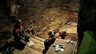 Excavación en la cámara Est la cueva Denisova en Russia