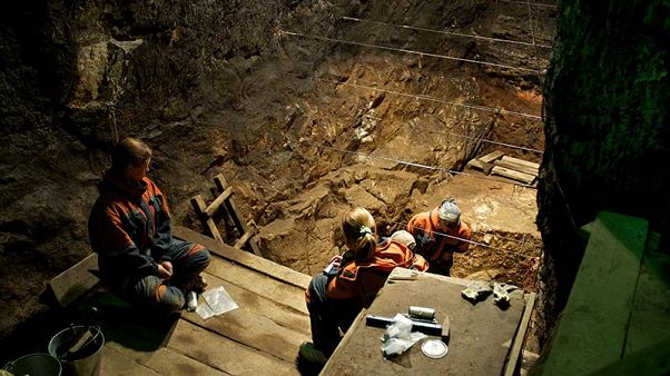 Excavación en la cámara Est la cueva Denisova en Russia Excavación en la cámara Est la cueva Denisova en Russia