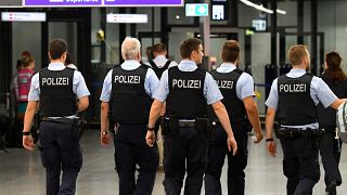صورة لعناصر من الشرطة الألمانية في مطار فرانكفورت 