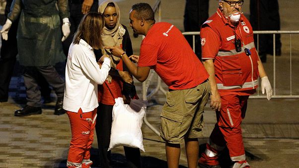 Migrantes menores desembarcam em Itália Migrantes menores desembarcam em Itália