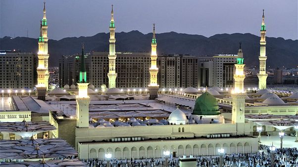 Kadın ve erkeklerin bir arada olmasını eleştiren Mekkeli imam gözaltına alındı Kadın ve erkeklerin bir arada olmasını eleştiren Mekkeli imam gözaltına alındı