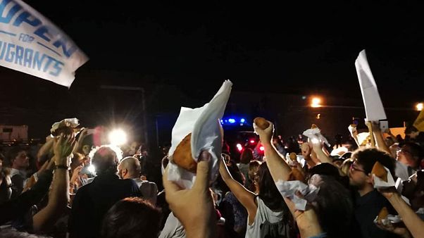 Caso Diciotti, a Catania arancini contro Salvini Caso Diciotti, a Catania arancini contro Salvini