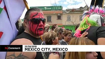 المصارعون المكسيكيون يحجون إلى كنيسة العذراء كوادالوبي بالأقنعة والأزياء الملونة