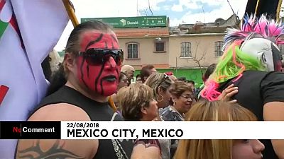 المصارعون المكسيكيون يحجون إلى كنيسة العذراء كوادالوبي بالأقنعة والأزياء الملونة