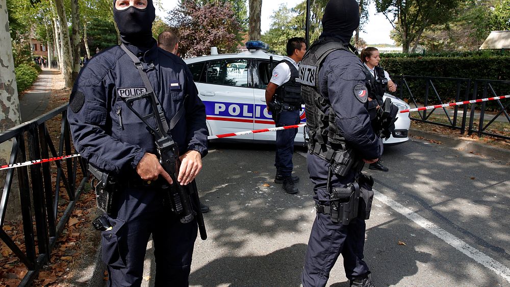 Paris knife attack: "someone with a psychiatric problem"