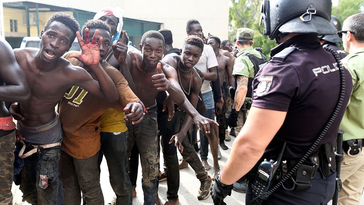 España envía a Marruecos a los 116 migrantes que saltaron la valla de Ceuta