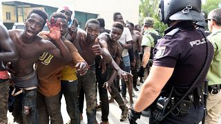 España envía a Marruecos a los 116 migrantes que saltaron la valla de Ceuta