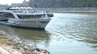 Barcos varados en el Danubio por falta de caudal