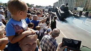 Rusya: Tank askeri geçit töreni sırasında devrildi