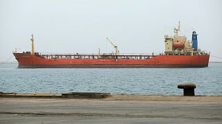 El-Hudeyde'nin Kızıl Deniz limanı yakınlarında bir gemi