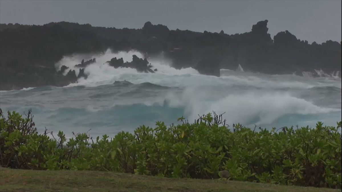 El huracán Lane se debilita pero mantiene en alerta a los hawaianos