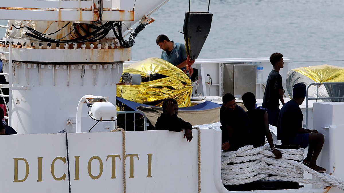 Katanya Limanı'nda bekletilen ve 177 mülteciyi taşıyan Diciotti gemisi