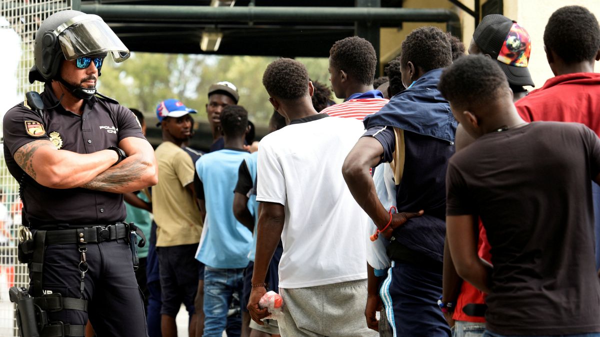 انتقاد مدافعان حقوق بشر از دولت اسپانیا برای بازگرداندن پناهجویان آفریقایی