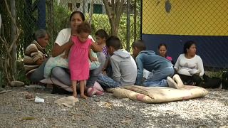 فنزويليات يهربن من طوابير المستشفيات والفقر في بلادهن والإكوادور تفتح ممرا إنسانيا