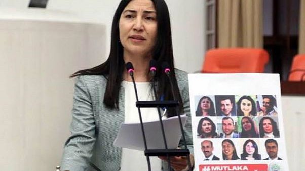 Τουρκάλα πρώην βουλευτής ζητεί άσυλο Τουρκάλα πρώην βουλευτής ζητεί άσυλο