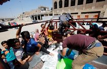 الناجون من نير داعش في الموصل يتوسلون الطعام