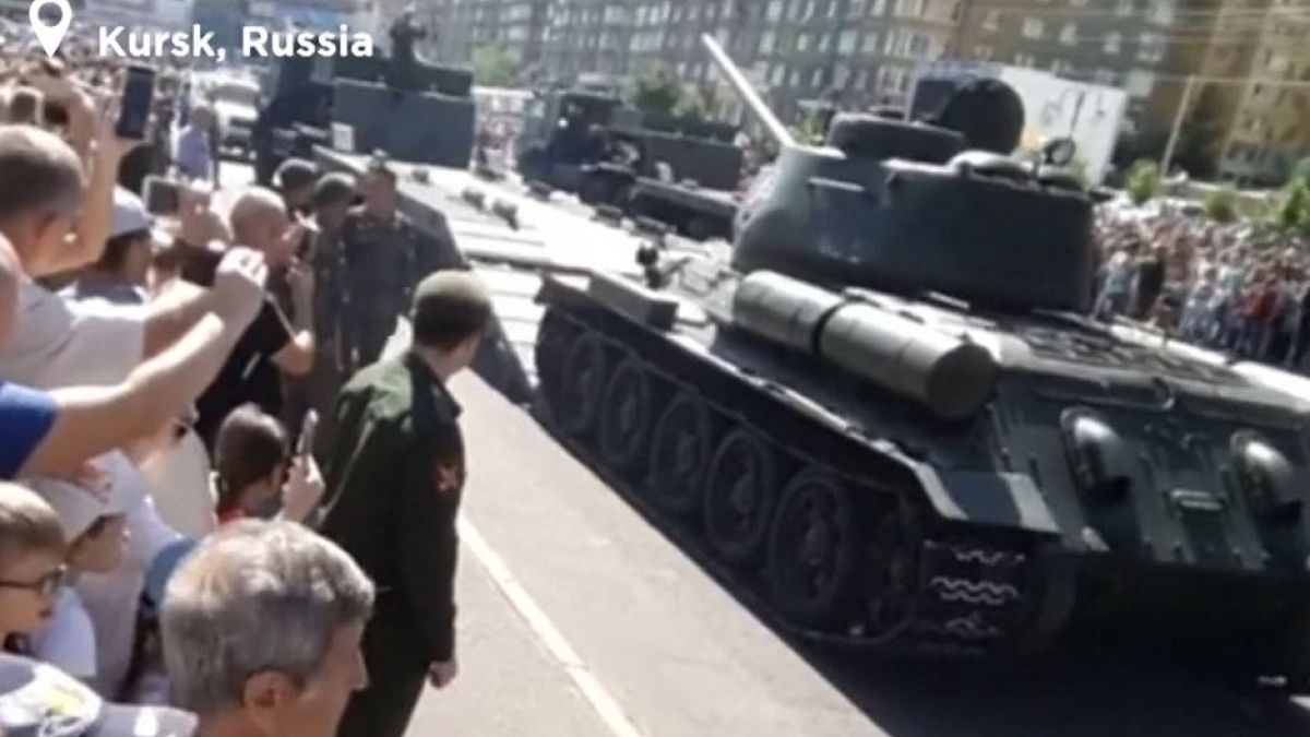 VIDEO: Russia, carro armato si cappotta durante la parata