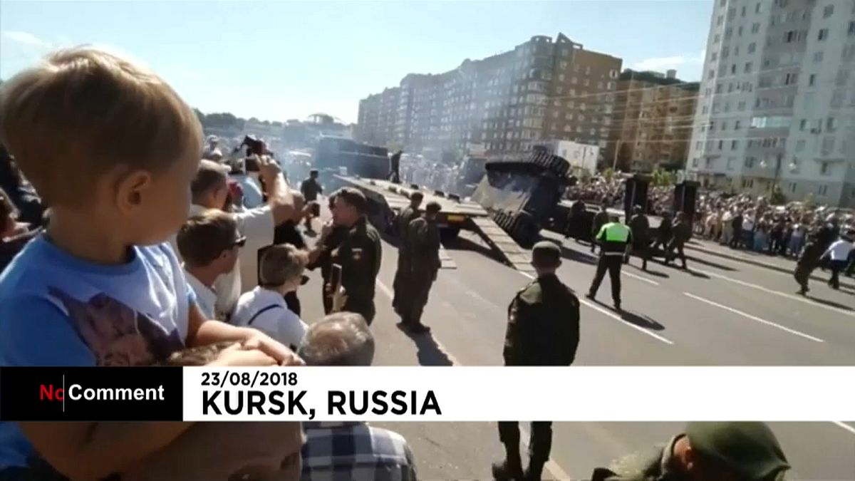 شاهد: دبابة سوفييتية الصنع تنقلب خلال مشاركتها في احتفال عسكري