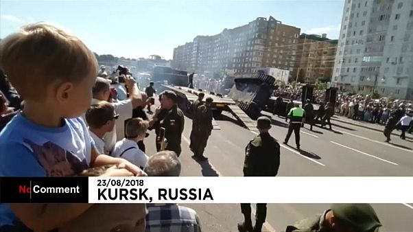 Tanque 'cai para o lado' na Rússia Tanque 'cai para o lado' na Rússia