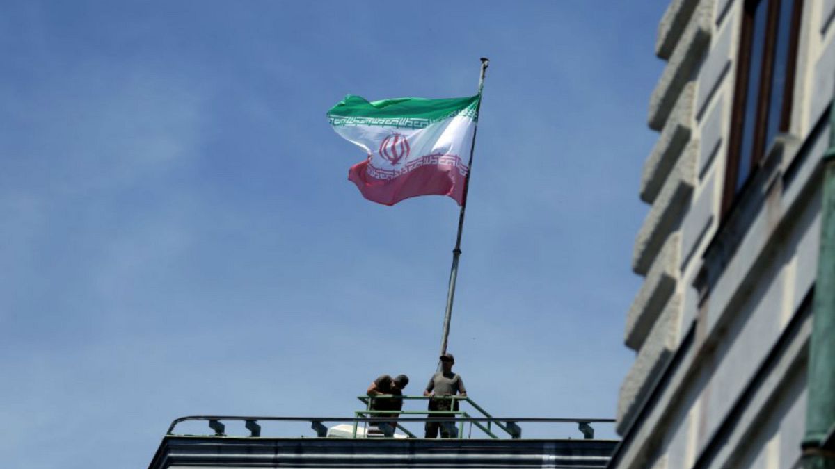 علم إيران يُرفرف فوق مقر المستشارية النمساوية اثناء زيارة للرئيس حسن روحاني