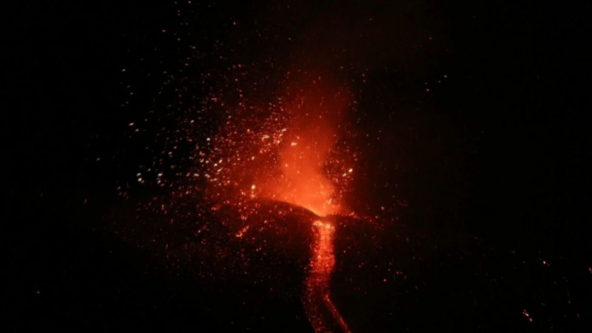 Etna yanardağı lav püskürtmeye devam etti