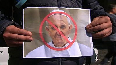 محتجون يحملون أحذية أطفال وأعلام قوس قزح للتظاهر ضد البابا فرانسيس في أيرلندا