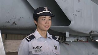 شاهد : أول امرأة تقود طائرة حربية في تاريخ اليابان