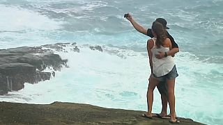 شاهد: السياح يلتقطون السيلفي أمام أمواج الإعصار لين الذي وصل هاواي