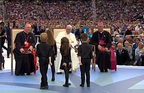 El papa se reúne en Dublín con víctimas de abusos de religiosos irlandeses