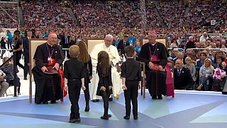 El papa se reúne en Dublín con víctimas de abusos de religiosos irlandeses