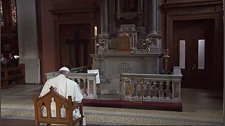 Francisco carrega cruz do passado da igreja na Irlanda