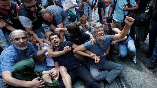 Decenas de detenidos en la protesta 700 de las Madres de los Sábados Decenas de detenidos en la protesta 700 de las Madres de los Sábados